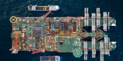 Pioneering Spirit ведет укладку газопровода в шведских территориальных водах.

Грузоподъемность судна при монтаже надстройки платформы составляет 48 тыс. т.

Кроме того, у него двойной корпус. Судно участвует в строительстве «Северного потока-2» с декабря 2018 года
