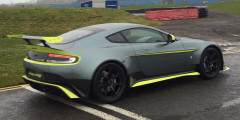 Дизайн гоночного Aston Martin Vantage рассекретили до премьеры. Фотослайдер 0