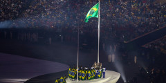 На «Маракане» подняли флаг Бразилии