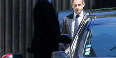 Бывшего президента Франции Николя Саркози признали виновным в превышении расходов на избирательную кампанию 2012 года. Он потратил €42,7 млн — примерно в два раза больше, чем разрешает закон. Суд счел, что экс-президент знал об ограничениях. Саркози назначили год лишения свободы — этот срок он может отбывать дома, если будет носить электронный браслет. Это разбирательство известно в прессе как «Дело Bygmalion», по названию пиар-агентства, которое обслуживало избирательную кампанию.

Ранее Саркози признали виновным в коррупции и торговле влиянием. 1 марта 2021 года суд приговорил его к трем годам лишения свободы, двум из них — условно. Экс-президент подал апелляцию. В числе обвинений было то, что Саркози пытался в обмен на протекцию получить от сотрудника кассационного суда информацию о расследовании нелегального финансирования его президентской кампании со стороны дочери основателя L'Oreal Лилиан Бетанкур. Уликами были перехваченные компрометирующие разговоры между экс-президентом и его адвокатом. В СМИ эта история получила название «дело о прослушке». Претензии по самому делу о нелегальном финансировании были сняты в 2013 году.

Саркози и до этого становился фигурантом дела о коррупции: парижская прокуратура начала расследование в 2013 году после заявления французско-ливанского бизнесмена Зияда Такиддина о его причастности к финансированию предвыборной кампании Саркози. В разное время о финансировании из Ливии сообщали бывший ливийский министр нефти Шукри Мухаммад Ганем и бывший финансист экс-главы Ливии Муаммара Каддафи Бехир Салех. Сам Саркози все обвинения отрицает. В 2020 году Такиддин опроверг ранее сделанное заявление и сказал, что финансирования не было
