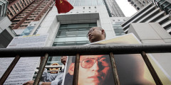 
Китайский правозащитник Лю Сяобо был награжден за ненасильственную борьбу за права человека в стране. На момент получения премии он уже находился в тюрьме по обвинению в подстрекательствах к подрыву госстроя. Причиной стала «Хартия 08», призывавшая к проведению политических реформ и к свободе слова. В 2017 году стало известно об онкологическом заболевании Лю Сяобо, из тюрьмы его перевели в больницу. Власти отказались отпустить правозащитника за границу для лечения, и он умер в июле того же года.
