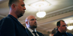 Глава Союза добровольцев Донбасса Александр Бородай (слева) на церемонии прощания с Александром Захарченко
