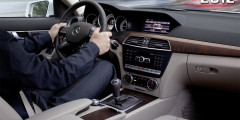 Внутри Mercedes-Benz C-класса устроили революцию. Фотослайдер 0