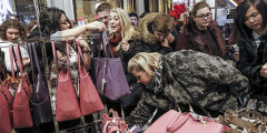 Женщина выбирает сумку в торговом центре Macy's на Манхэттене
