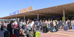 Британские клиенты Thomas Cook в аэропорту Анталии, Турция
