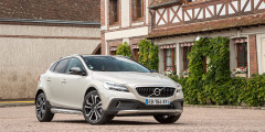 Volvo V40 Cross Country D2

4,6 л/100 км

V40 Cross Country &mdash; единственный в своем классе автомобиль, который продается в России с дизельным двигателем. Двухлитровый мотор мощностью 120 л.с. с &laquo;автоматом&raquo; и переднериводной трансмиссией потребляет в городе 4,6 л/100 км дизтоплива, а на трассе &mdash; еще на литр меньше. В Европе есть еще более экономичная версия с МКП, но в России она не представлена.
