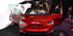 Tesla показала свой первый кроссовер. Фотослайдер 0