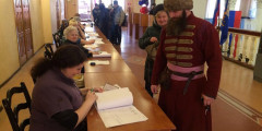 В Пскове местный житель пришел на избирательный участок в историческом костюме стрельца
