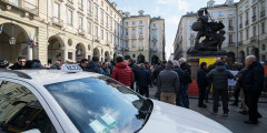 В апреле 2017 года суд в Италии принял решение запретить деятельность Uber на территории страны, компании дали десять дней на закрытие бизнеса. Против Uber выступили итальянские таксисты, недовольные нарушением правил конкуренции. Однако позднее суд пересмотрел решение о запрете сервиса такси, и компания продолжила свою работу.