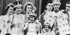 День коронации Георга VI, отца Елизаветы II. 12 сентября 1937 года.

На первом плане слева направо: Елизавета Боуз-Лайон (королева-мать), принцессы Елизавета и Маргарет, король Георг VI