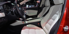 Обновленная Mazda6 получила адаптивный свет. Фотослайдер 0