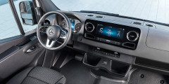 Sprinter &mdash; это второй Mercedes-Benz, получивший новейшую медиасистему MBUX. Ее предлагают с 7- или 10,25-дюймовыми экранами.
