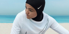 Американский бренд спортивной одежды Nike начал массовое производство спортивных хиджабов, предназначенных для спортивных соревнований​, в 2018 году, став первым крупным производителем спортивной одежды с подобным производством. Сегодня хиджаб Nike Pro можно купить​ на официальном сайте за 2,6 тыс. руб.
