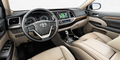 Toyota назвала российские цены на обновленный Highlander