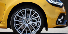 Спортивный хэтчбек Renault Clio RS пережил рестайлинг. Фотослайдер 1