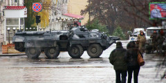 Днем 21 ноября в центре Луганска появилась бронетехника, а также вооруженные люди в балаклавах.
