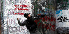 Против протестующих израильские военные применяли слезоточивый газ. В конце марта Израиль разместил на границе сектора Газа сто снайперов. Израильские власти заявили о своем праве использовать оружие в ответ на попытки прорвать приграничные заграждения между Палестиной и Израилем.