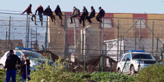 Мигранты из Африки на заборе, отделяющем территорию Марокко от испанского анклава Мелилья в Северной Африке. Большинство пересекающих эту границу попадают в лагерь CETI
