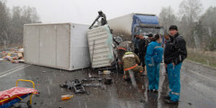 Шестеро погибли в лобовом столкновении иномарки с грузовиком на трассе «Байкал». Фотослайдер 0