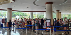 На фото: выездное голосование на выборах президента в гостинице «Royal Cliff Grand Hotel Pattaya» в Паттайе, Таиланд.

В Таиланде на избирательных участках выстроились очереди из россиян, желающих проголосовать, сообщал МИД. В связи с «высокой активностью избирателей» участковая избирательная комиссия посольства направила дополнительных сотрудников в пункт проведения голосования. Кроме того, время голосования 16 марта продлили на два часа — до 20:00 по местному времени.