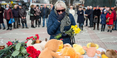 Жители Симферополя возлагают цветы к мемориалу на площади Ленина в память о погибших в ТЦ в Кемерово