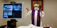 Католический священник проводит онлайн-службу. Гонконг
