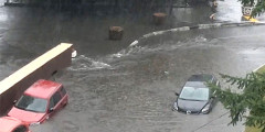 В центре Москвы плавают автомобили. ФОТО, ВИДЕО. Фотослайдер 0