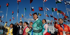 На Играх в Пхёнчхане будут представлены 92 страны. В январе 2018 года стало известно, что КНДР и Южная Корея выступят под одним флагом — обе страны в составе объединенной сборной Кореи выйдут на церемонию открытия Олимпиады, а также выступят в одной команде на соревнованиях по женскому хоккею.
