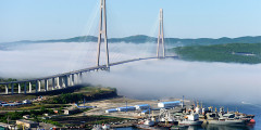 Мост на остров Русский

Вантовый мост через пролив Босфор Восточный связал Владивосток с островом Русский, где проходил саммит АТЭС в 2012 году, а сейчас используется студентами Дальневосточного федерального университета. Контракт с компанией «УСК Мост» стоил 32,2 млрд руб. 
