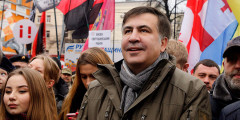 Бывший глава Одесской областной госадминистрации Михаил Саакашвили. Президент Украины лишил его украинского гражданства, но Саакашвили вернулся и организовал движение против украинских властей.
