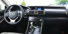 Audi A4, Lexus IS и еще 5 сложностей для маленького Jaguar. Фотослайдер 4