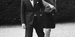 В 1956 году Чарльз пошел в школу, хотя наследников британского престола до тех пор обучали на дому. За несколько лет принц сменил несколько школ в разных частях Британии, а два семестра учился в одной из школ Мельбурна (Австралия). Обучение Чарльз закончил в шотландской школе Gordonstoun, где учился его отец. Юный Чарльз Gordonstoun невзлюбил и называл школу «Кольдиц в килтах» (Кольдиц — замок в Германии, где в годы Второй мировой войны был концлагерь и тюрьма для военнопленных). Окончил школу с довольно средними оценками — например, по французскому получил только С, то есть тройку.

После школы Чарльз не пошел сразу на военную службу, а поступил в Кембриджский университет, где занимался археологией, антропологией и историей. В 1970 году принц стал первым в истории Британии наследником престола, успешно окончившим университет и удостоенным степени сначала бакалавра, а затем и магистра
