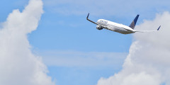 В конце 2016 года United Airlines увеличила ставки заработной платы пилотов на два года вперед, что позволило компании сохранить статус лидера в отрасли по данному показателю. Средняя часовая ставка, которую компания предлагает своим пилотам, составляет $270 в час (или $27 тыс. в месяц). Максимальная ставка, которую предлагает компания (зависит от опыта и квалификации), — от $232 (в первый год работы) до 328 в час (от $23 тыс. до 33 тыс. в месяц).
