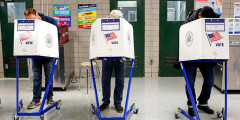 Голосование на избирательном участке в школе Джейма Уэлдона в Восточном Гарлеме (Манхэттен, Нью-Йорк)
