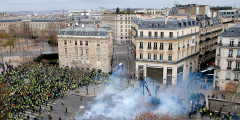 Протестующие прошли маршем по центральным улицам Парижа