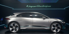 Сборку первого электрического кроссовера Jaguar наладят в Австрии  . Фотослайдер 0