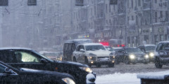 Из-за снегопада в Москве произошло более 100 аварий. Фотослайдер 0