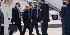 ولادیمیر پوتین در روز مذاکرات وارد اجلاس سران شد.  هواپیمای وی ساعتی قبل از جلسه به زمین نشست.