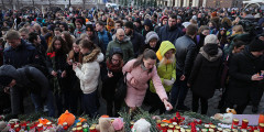 В память о погибших в Кемерово москвичи приносили цветы, свечки и игрушки