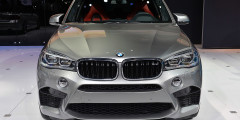 BMW объявила российские цены на кроссоверы X5 M и X6 M. Фотослайдер 0