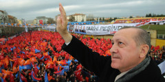 Эрдоган пообещал «в короткие сроки» завершить операцию против курдского ополчения в Африне, не указав конкретных дат. По его словам, Анкара ведет операцию против тех, «кто атакует ее приграничные районы», это турецкая «национальная борьба».
