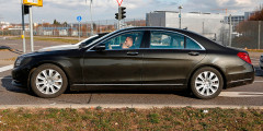 Обновленный Mercedes S-Class впервые замечен на тестах. Фотослайдер 0
