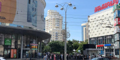 در 24 ژوئن ، نزدیک مرکز خرید گرینویچ در اکاترینبورگ (عکس) ، صف واکسیناسیون علیه COVID-19 قبل از افتتاح مرکز به صف شد.  اما همه قادر به واکسیناسیون نبودند: تبلیغات در ایستگاه واکسیناسیون می گوید اولین م componentلفه واکسن تمام شده است.  فرماندار منطقه ، اوگنی كویواسف ، گفت كه هیچ واكسن رایگان در یكاترینبورگ وجود ندارد - دوزهای باقیمانده بین افرادی كه مدتهاست در صف واكسیناسیون ثبت نام كرده اند ، توزیع می شود.