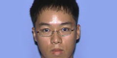16 апреля 2007 года вооруженный двумя пистолетами 23-летний студент — выходец из Южной Кореи Чо Сын Хи открыл стрельбу в общежитии Политехнического университета штата Вирджиния, а спустя два часа — в учебном корпусе. Погибли 33 человека, включая самого преступника, который покончил с собой. Были ранены около 30 студентов и преподавателей.

При расследовании случившегося стало известно, что у Чо Сын Хи были проблемы с психикой, он отличался агрессивным поведением. До 18 лет принимал лекарства, но по достижении совершеннолетия отказался от них. По словам родителей, проблемы возникли из-за издевательств сверстников в школе, которые дразнили его из-за национальности. Один из одноклассников Чо вспоминал: «Над ним часто издевались и говорили, чтобы он убирался в свой Китай… С ним никто не дружил».

В университете Чо учился средне, его часто выгоняли с занятий за агрессивное поведение. Профессора рассказывали, что заставали его за фотографированием ног студенток и находили у Чо непристойные стихи. Соседи по комнате называли поведение Чо странным, а также рассказывали, что как минимум трижды он обвинялся в домогательствах, одно из которых закончилось психиатрической экспертизой нападавшего. Ему был поставлен диагноз «прогрессирующая шизофрения», и он прошел лечение в одной из клиник Вирджинии, но не был признан представляющим опасность.

Перед тем как совершить преступление, Чо отправил в телекомпанию NBC видеоманифест, где говорил, что ему надоело чувствовать себя «оплеванным» и «ежедневно есть отбросы». «Знакомы ли вам ощущения человека, который роет себе могилу или которого сжигают заживо? Можете ли вы понять, что значит быть униженным, распятым на кресте и истекающим кровью ради вашей забавы?» — рассказывал он.

Как выяснилось позднее, на занятиях Чо писал пьесы, где описывал сцены насилия над преподавателями.
