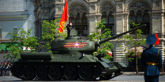 Во главе парадного расчета механизированной колонны — танк Т-34. Открывают парад танкисты 1-й Гвардейской танковой армии, воссозданной в июне 2015 года