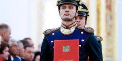 Церемония инаугурации началась с торжественного внесения в зал государственного флага России и штандарта президента, Конституции России и знака президента России
 