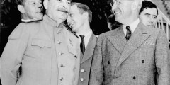 С Гарри Трумэном, который стал президентом США после смерти Рузвельта, Сталин встретился на Потсдамской конференции. Этот саммит должен был ознаменовать триумф союзников, но фактически обозначил начало нового периода в отношениях Востока и Запада. Германия была повержена, общего врага больше не было, а послевоенное переустройство Сталин и Трумэн видели по-разному