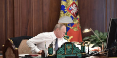 Еще в 11:50 Путин сидел за столом в рабочем кабинете, после чего прошел через коридоры Сенатского корпуса и доехал до здания Большого Кремлевского дворца
