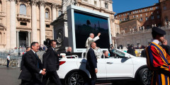 Новым автомобилем Папы Римского стал кабриолет Hyundai Santa Fe. Фотослайдер 0