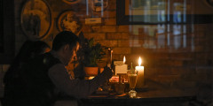 Мужчина ужинает при свете свечи в Симферополе
